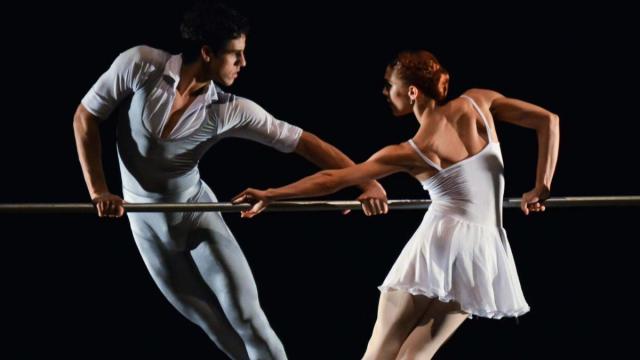 Una imagen de dos bailarines de ballet ajena a esta información