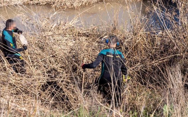 Agentes de la Guardia Civil buscan el arma con la que se cometió el crimen. Agentes de la Guardia Civil buscan el arma con la que se cometió el crimen.