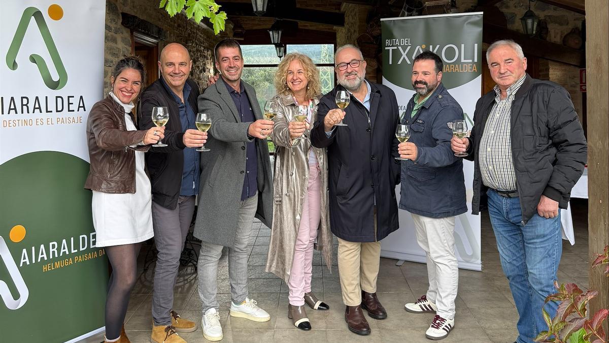 Brindis de inicio del programa Txakoli Bizi de Aiaraldea el pasado noviembre