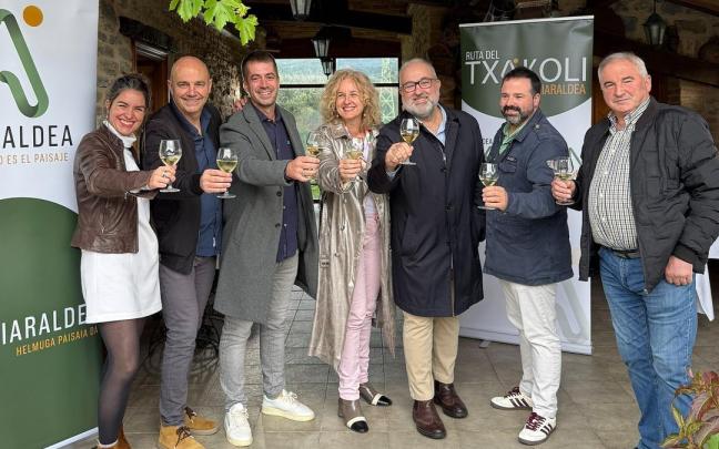 Brindis de inicio del programa Txakoli Bizi de Aiaraldea el pasado noviembre