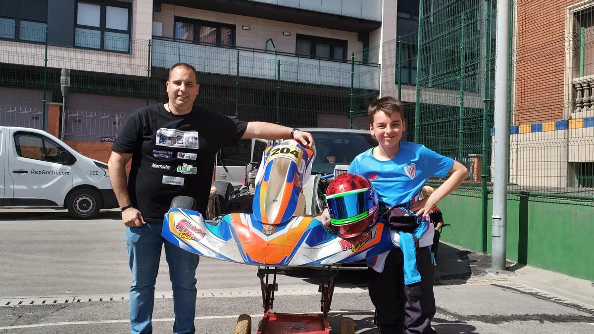 Niko Fincias posa junto a su kart y su aita, Andoni Fincias.