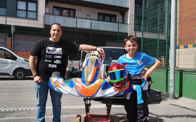 Niko Fincias posa junto a su kart y su aita, Andoni Fincias. Niko Fincias posa junto a su kart y su aita, Andoni Fincias.