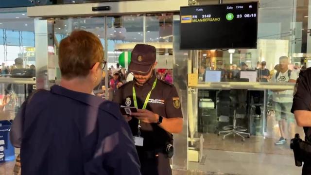 Las comprobaciones se realizan sobre pasajeros de vuelos procedentes de Italia y se centran en ciudadanos de países no pertenecientes a la Unión Europea.