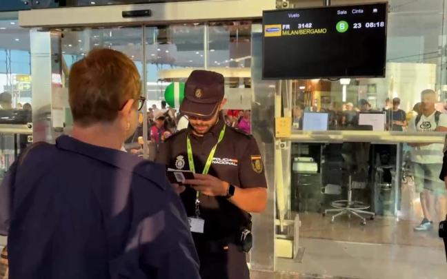 Las comprobaciones se realizan sobre pasajeros de vuelos procedentes de Italia y se centran en ciudadanos de países no pertenecientes a la Unión Europea.