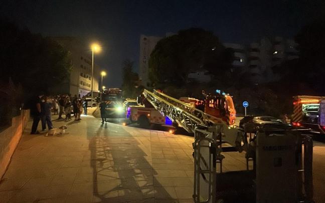 Efectivos intervienen en el incendio en una vivienda en Benalmádena en el que han fallecido dos menores.