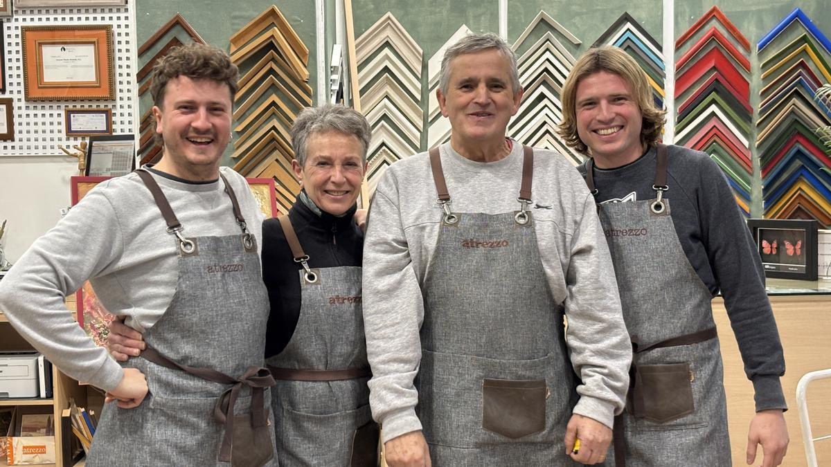 Mikel, Iñaki y Beñat, las dos generaciones de la familia Ugarte que conviven actualmente en Atrezzo, junto a Marina Larruquert.