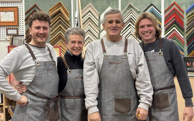 Mikel, Iñaki y Beñat, las dos generaciones de la familia Ugarte que conviven actualmente en Atrezzo, junto a Marina Larruquert.