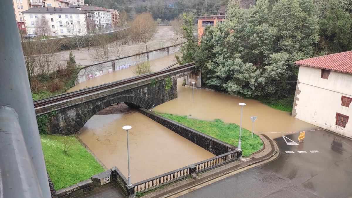 Inundaciones, como la que se observa en esta imagen de Mendaro, son riesgos crecientes en la comarca de Debabarrena.