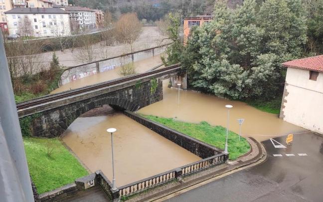 Inundaciones, como la que se observa en esta imagen de Mendaro, son riesgos crecientes en la comarca de Debabarrena.