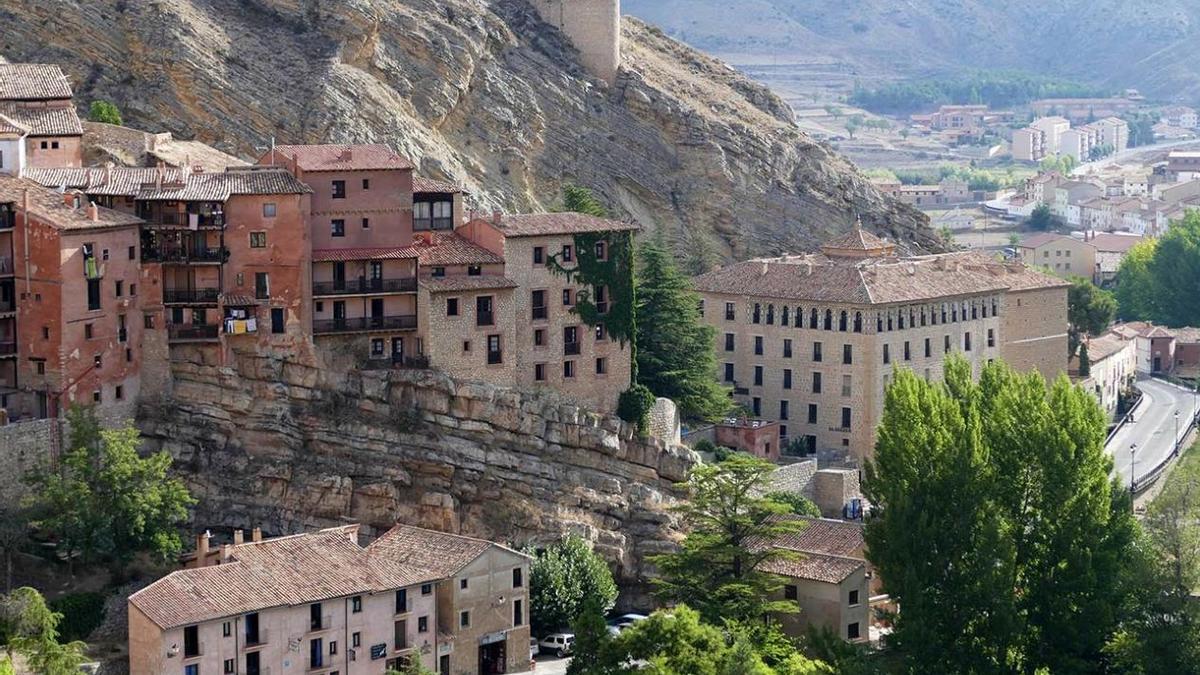 Vista general de Albarracín, donde las casas parecen apoyarse en la roca.