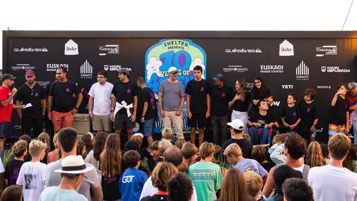Entrega de premios de la categoría surf adaptado en el Shelter 4Teens.