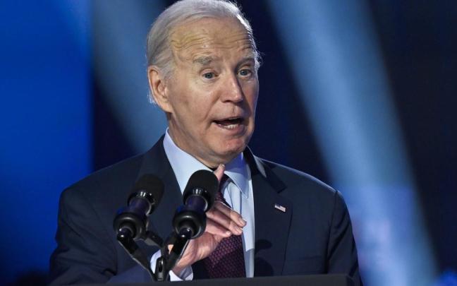 Joe Biden durante su mitin en Las Vegas donde confundió a Macron con Miterrand.