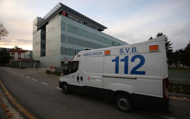 Imagen de archivo de una ambulancia llegando al servicio de Urgencias del HUN.