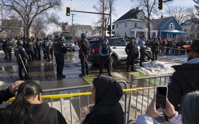 Agentes del FBI y del ICE en el lugar donde una ciudadana estadounidense ha sido abatida