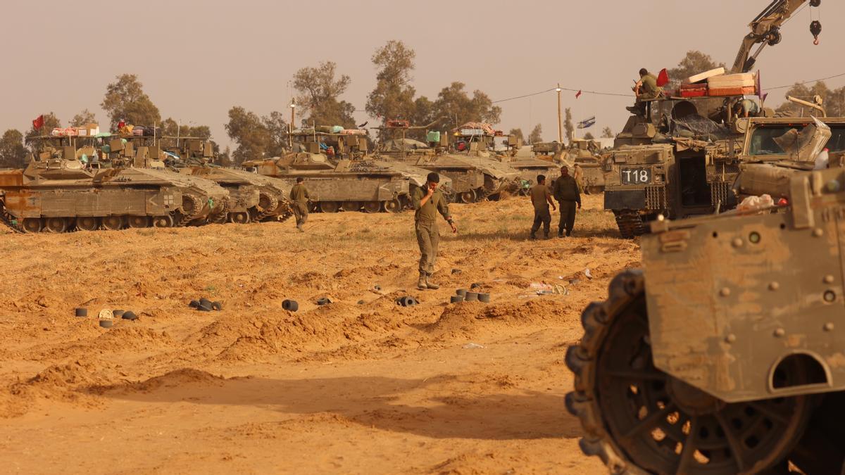 Tropas israelíes desplegadas junto a la frontera de Gaza.