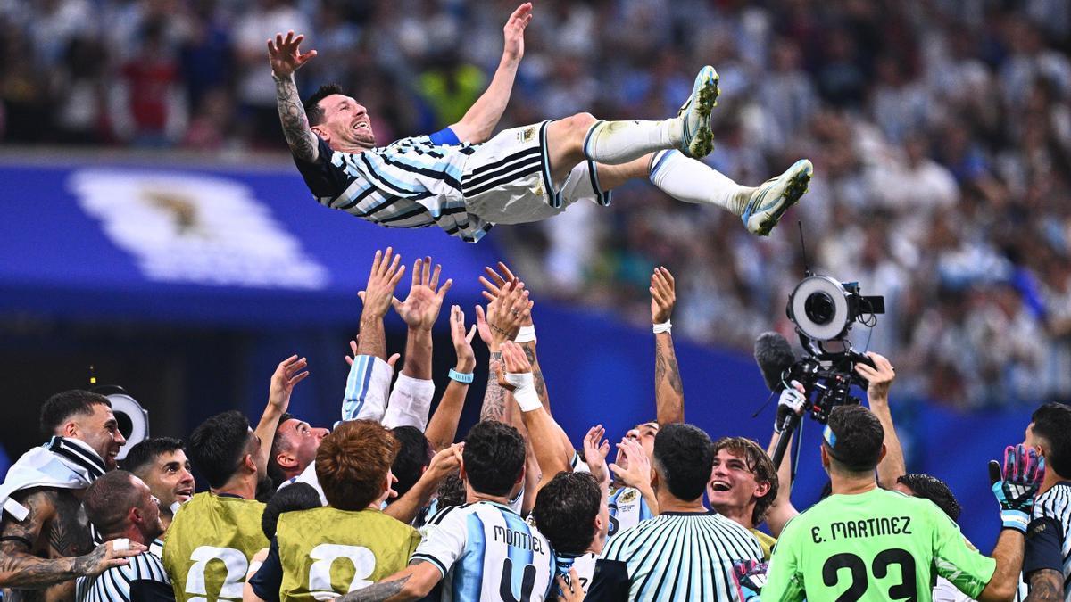 Leo Messi es manteado por sus compañeros.