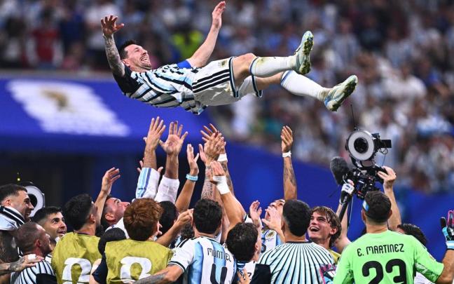 Leo Messi es manteado por sus compañeros.