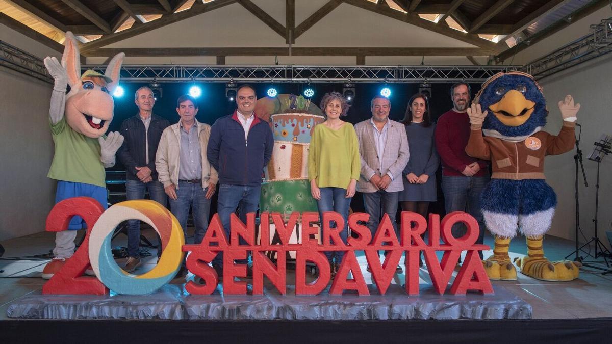 Las autoridades que asistieron a la fiesta posaron juntas con la tarta
