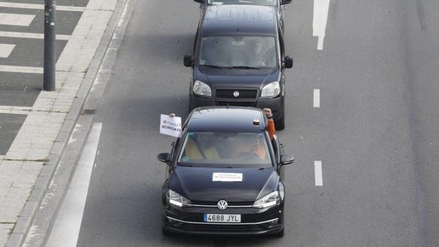 Los trabajadores de Tuvisa organizando una caravana de coches por Gasteiz. Foto: Pilar Barco