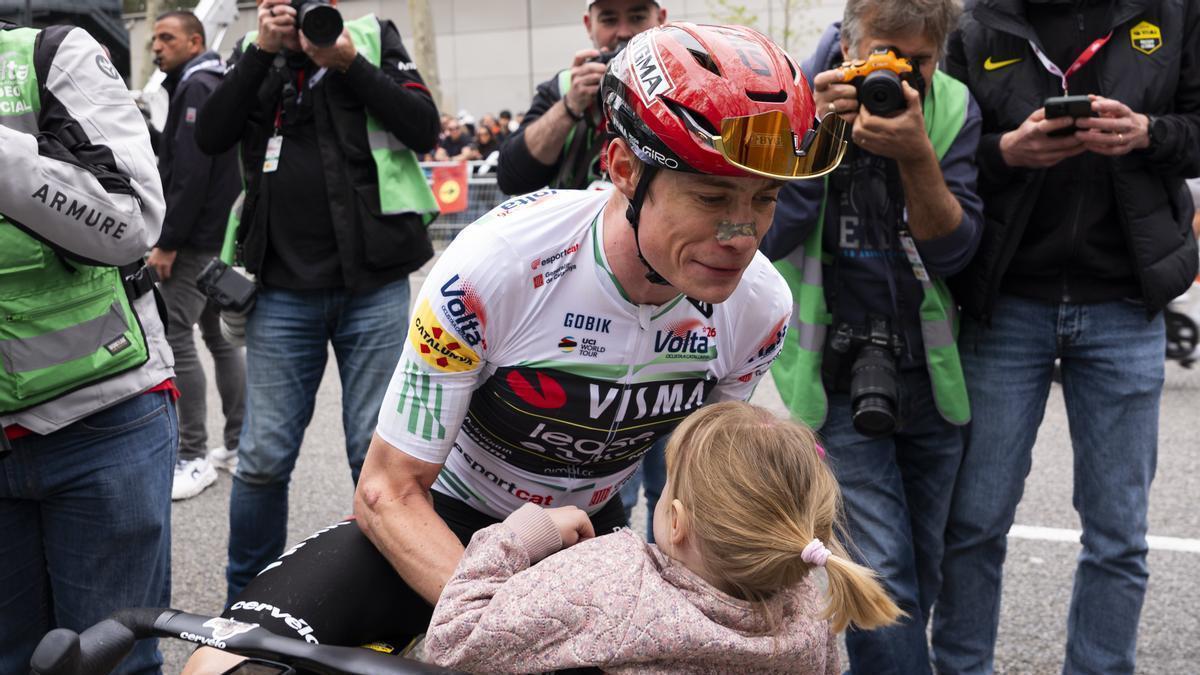 Jonas Vingegaard, campeón de la Volta, con su hija.