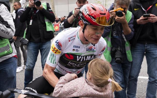 Jonas Vingegaard, campeón de la Volta, con su hija.