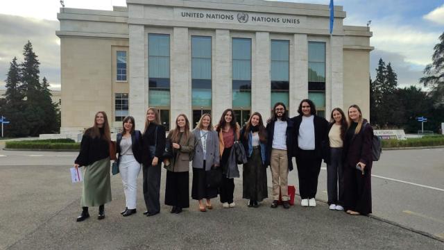 Becados Human Rights 2025 junto a la directora de DD.HH. y Atención a las Víctimas, Ainhoa Zugasti.