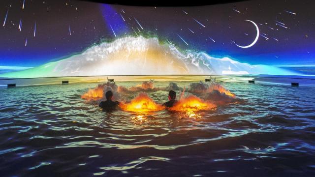 El cine dentro del agua en Aquascope con luces y colores a través de videomapping. / ©JL Audy/Moment Factory/Futuroscope El cine dentro del agua en Aquascope con luces y colores a través de videomapping.