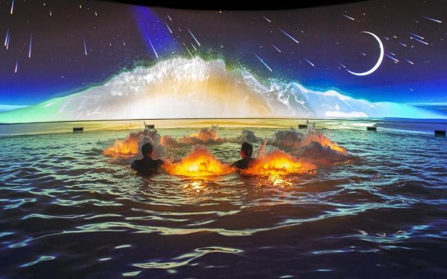 El cine dentro del agua en Aquascope con luces y colores a través de videomapping. / ©JL Audy/Moment Factory/Futuroscope El cine dentro del agua en Aquascope con luces y colores a través de videomapping.