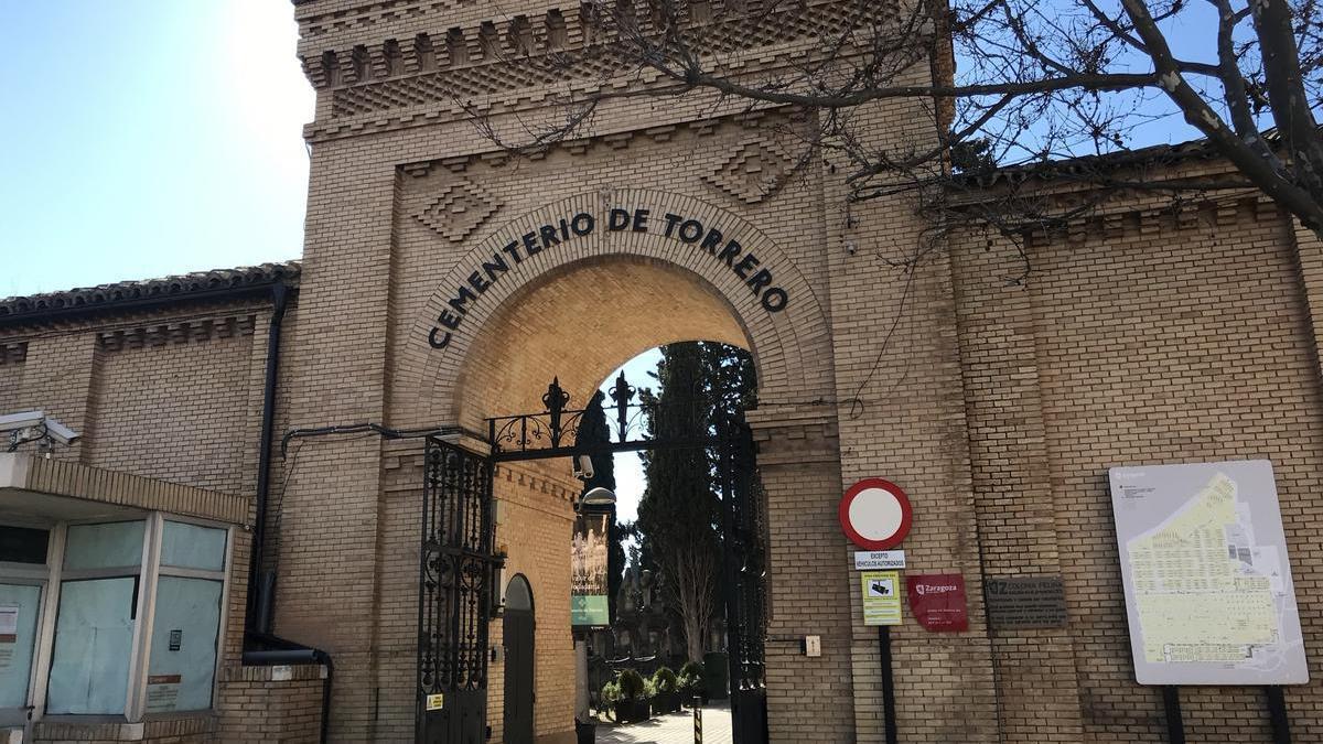 Entrada antigua al cementerio de Torrero en Zaragoza.