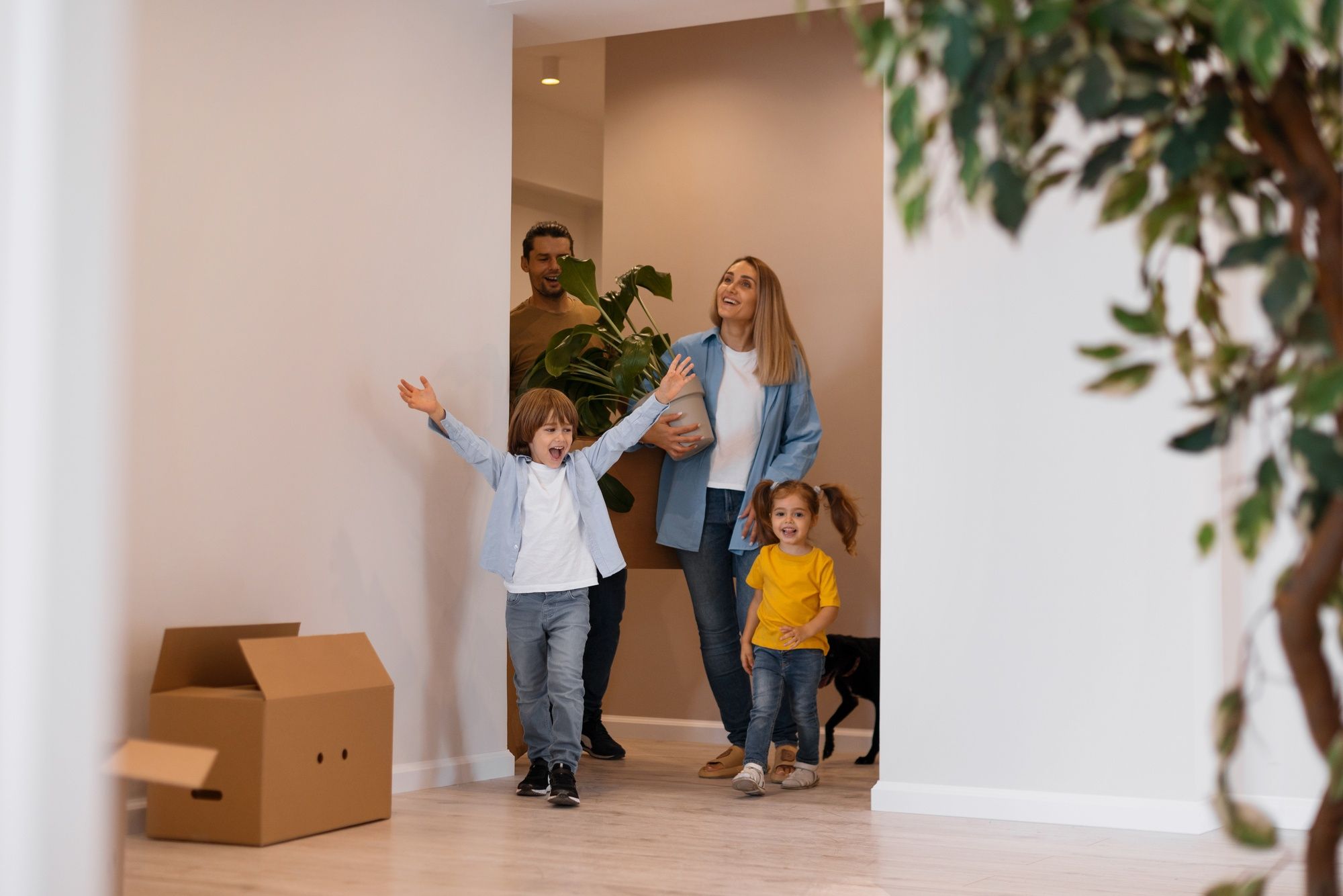 Una familia se muda a un nuevo piso de alquiler.