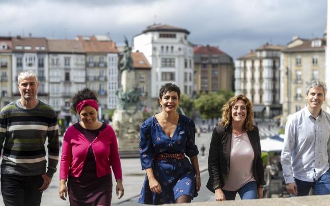 Rocío Vitero y Eva Lopez de Arroyabe, junto a otros integrantes de EH Bildu