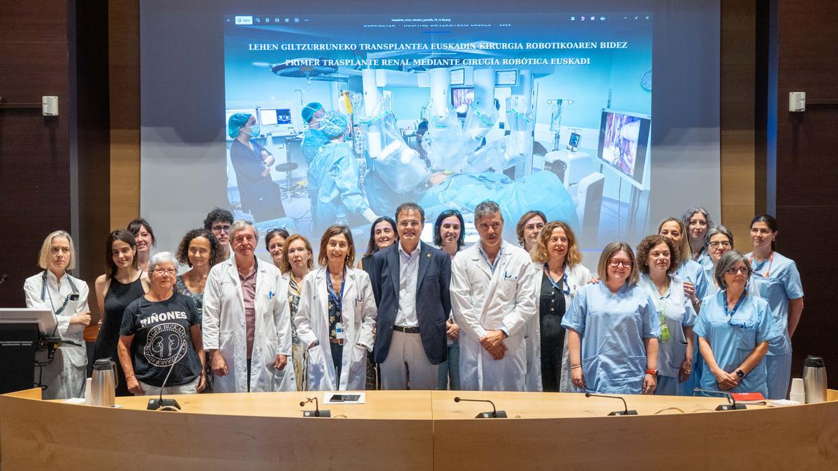 El consejero de Salud del Gobierno Vasco, Alberto Martínez, con el equipo que ha realizado la intervención y una representante de la asociación de pacientes ALCER Euskadi.