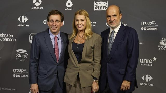El alcalde de Madrid, José Luis Martínez-Almeida, junto a la exgimnasta rumana, Nadia Comaneci.