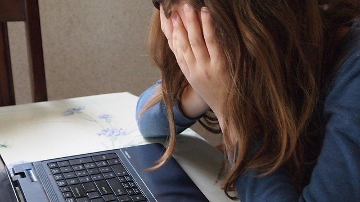 El ciberacoso suele ocurrir entre adolescentes y jóvenes