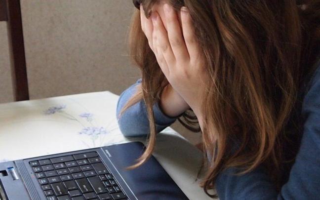 El ciberacoso suele ocurrir entre adolescentes y jóvenes