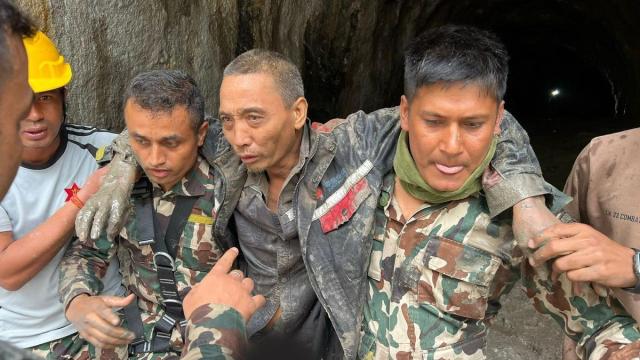 Ciudadano chino rescatado tras la riada en Nepal