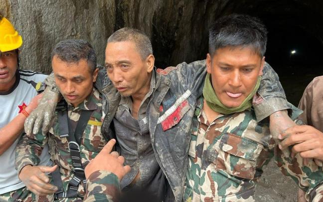 Ciudadano chino rescatado tras la riada en Nepal