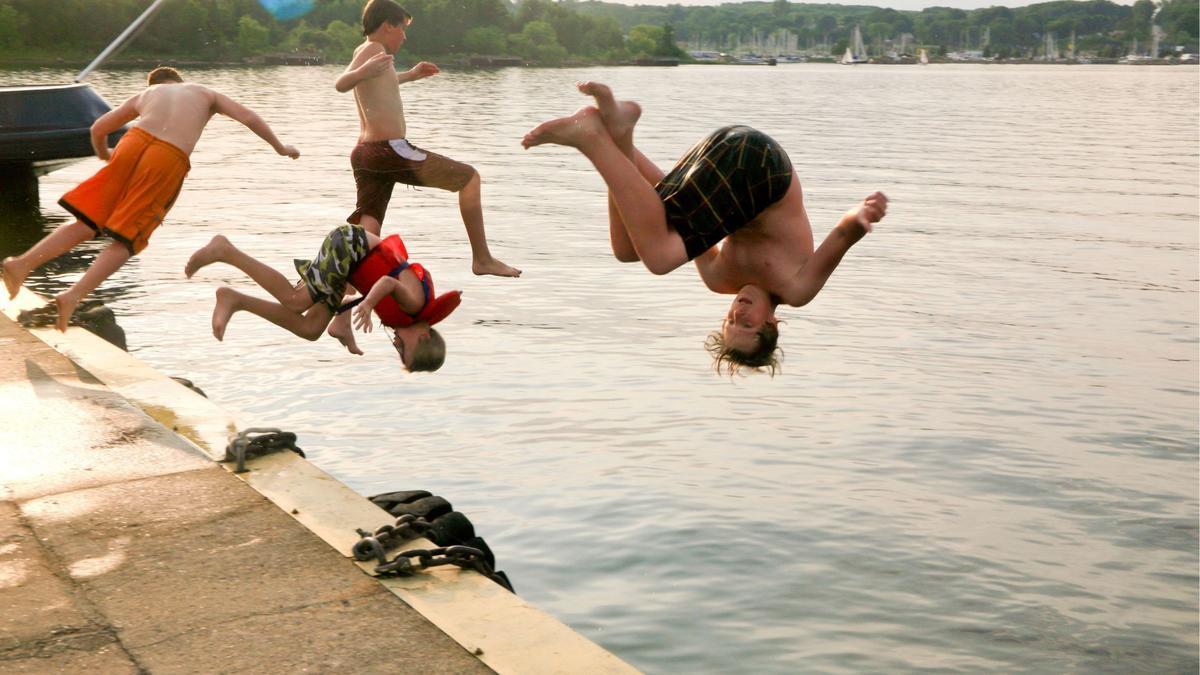 Niños lanzándose al agua