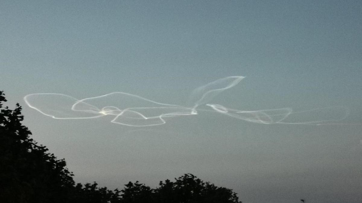 Una de las imágenes compartidas de las líneas blancas en el cielo. Foto: cedida