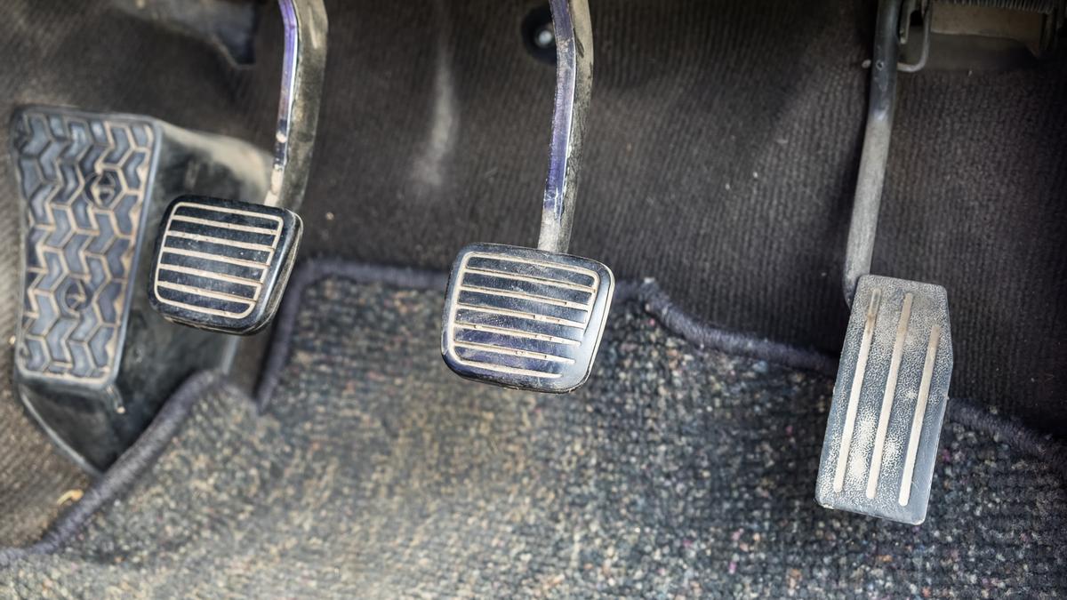 Los pedales de un coche manual.
