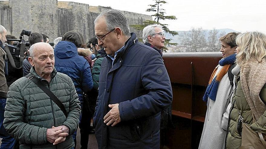 El alcalde Maya habla con un vecino sobre la pasarela. | FOTO: PATXI CASCANTE