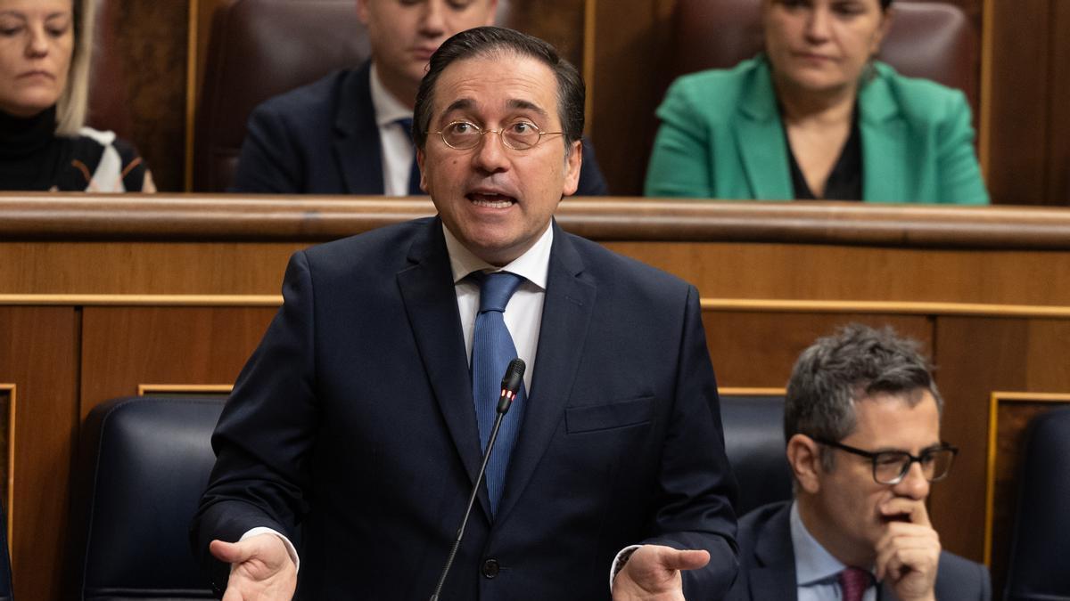 El ministro de Asuntos Exteriores, Unión Europea y Cooperación, José Manuel Albares, interviene durante una sesión de control al Gobierno.