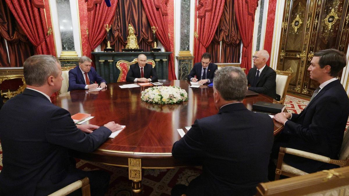 Steve Witkoff y Jared Kushner, durante la reunión del sábado con Putin en Moscú