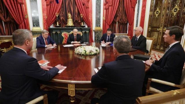 Steve Witkoff y Jared Kushner, durante la reunión del sábado con Putin en Moscú