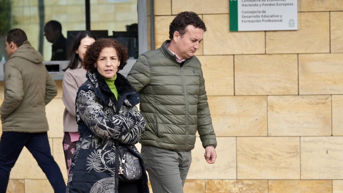 Los padres de Sandra Peña, a la salida de la reunión mantenida con la consejera de Desarrollo Educativo de la Junta de Andalucía.