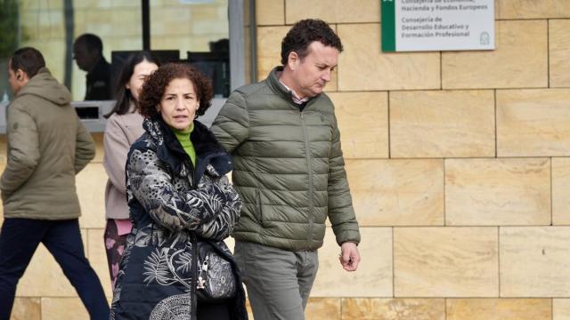 Los padres de Sandra Peña, a la salida de la reunión mantenida con la consejera de Desarrollo Educativo de la Junta de Andalucía.