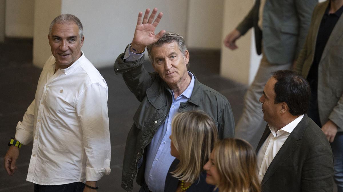 Feijóo saluda a simpatizantes del PP en un acto institucional en Valencia