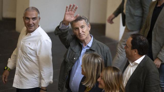 Feijóo saluda a simpatizantes del PP en un acto institucional en Valencia