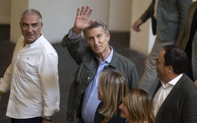 Feijóo saluda a simpatizantes del PP en un acto institucional en Valencia