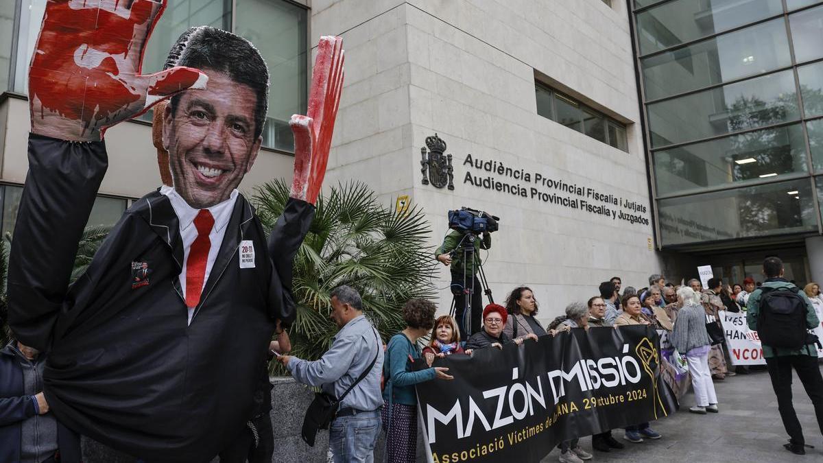Protesta de los familiares de las víctimas de la dana en las inmediaciones de la Ciudad de la Justicia de Valencia.